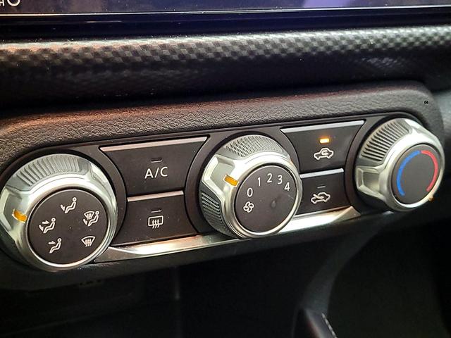Photo of 2024 Gray Nissan Kicks
