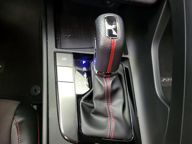 Photo of 2023 White Hyundai ELANTRA