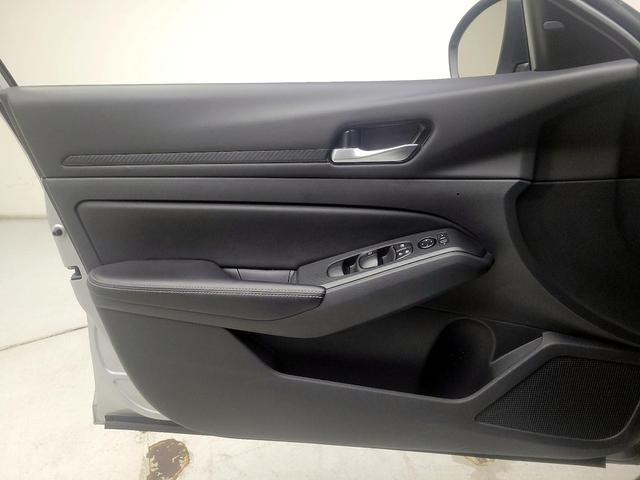 Photo of 2024 Silver Nissan Altima