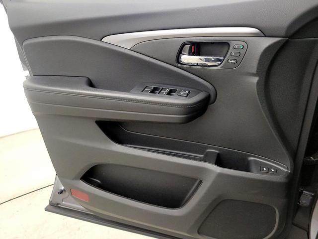 Photo of 2022 Gray Honda Pilot