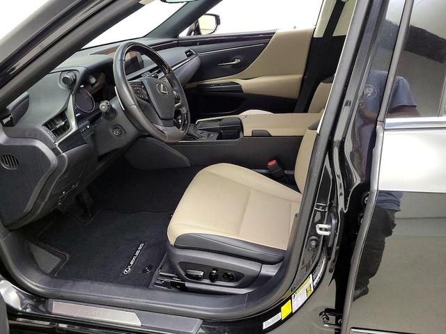 Photo of 2021 Black Lexus ES 350