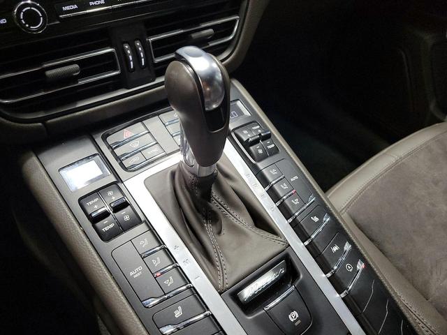 Photo of 2021 White Porsche Macan