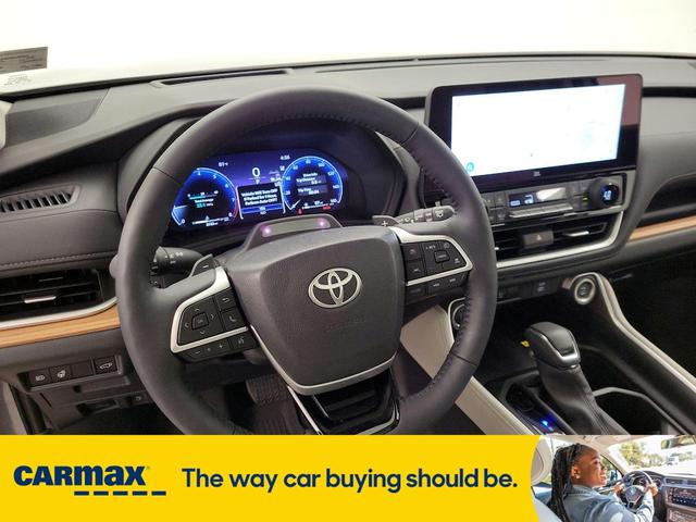Photo of 2025 Gray Toyota Grand Highlander