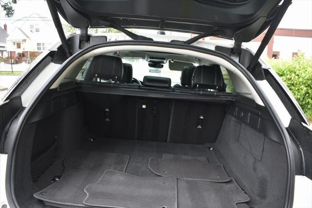 Photo of 2022 Fuji White Land Rover Range Rover Velar