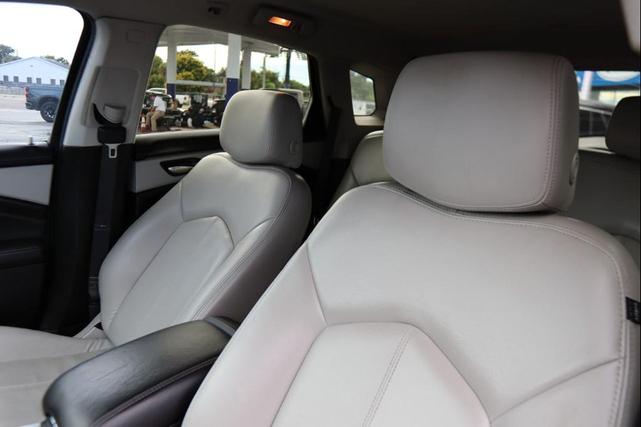 Photo of 2013 White Cadillac SRX