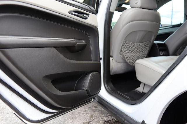 Photo of 2013 White Cadillac SRX