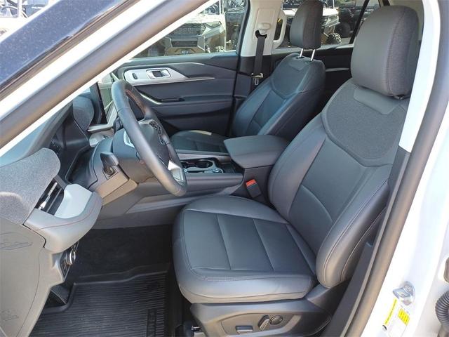 Photo of 2025 White Metallic Ford Explorer