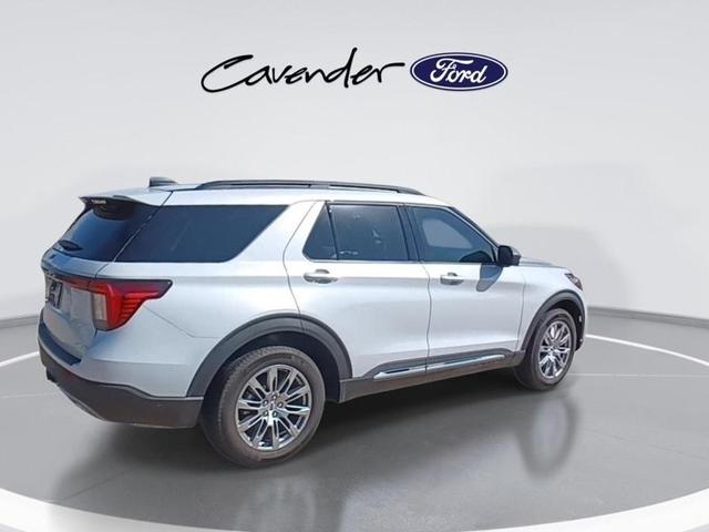 Photo of 2025 White Metallic Ford Explorer