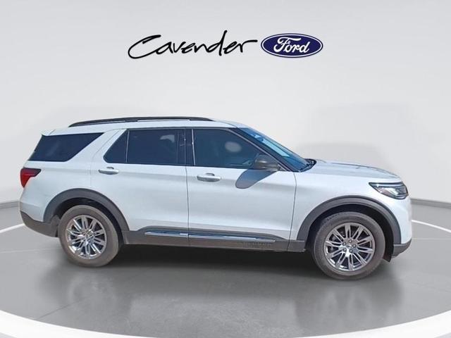 Photo of 2025 White Metallic Ford Explorer