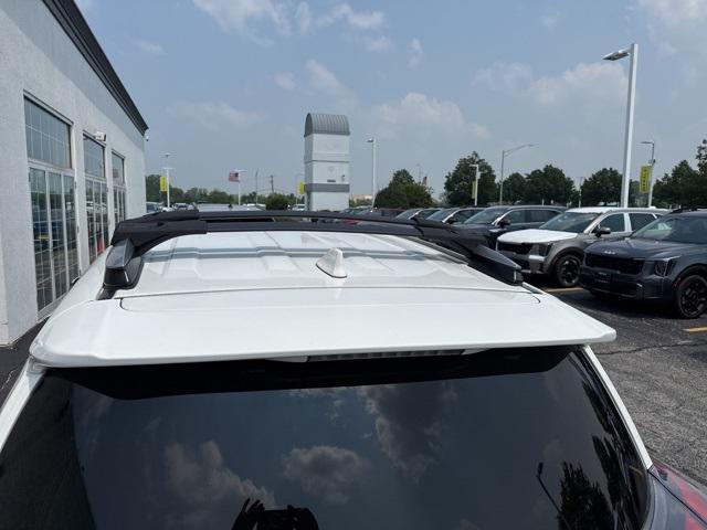 Photo of 2017 Super White Toyota RAV4