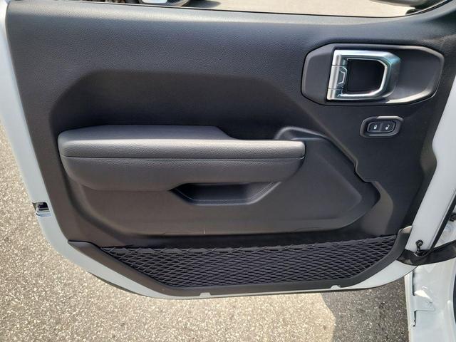 Photo of 2025 Bright White Clearcoat Jeep Wrangler
