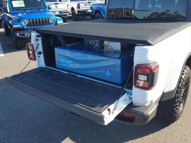 Photo of 2025 Bright White Clearcoat Jeep Gladiator