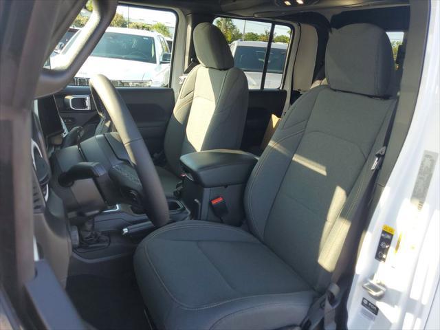 Photo of 2025 Bright White Clearcoat Jeep Gladiator