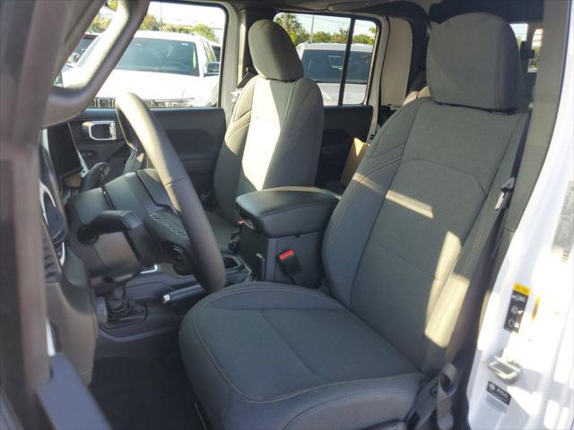 Photo of 2025 Bright White Clearcoat Jeep Gladiator