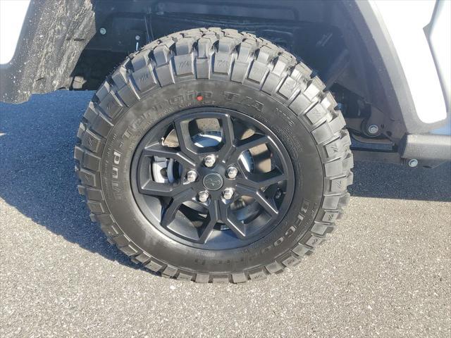 Photo of 2025 Bright White Clearcoat Jeep Gladiator