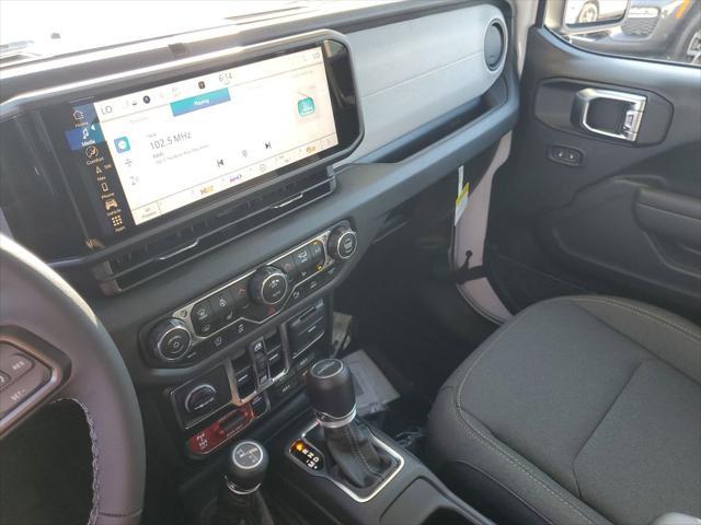 Photo of 2025 Bright White Clearcoat Jeep Gladiator