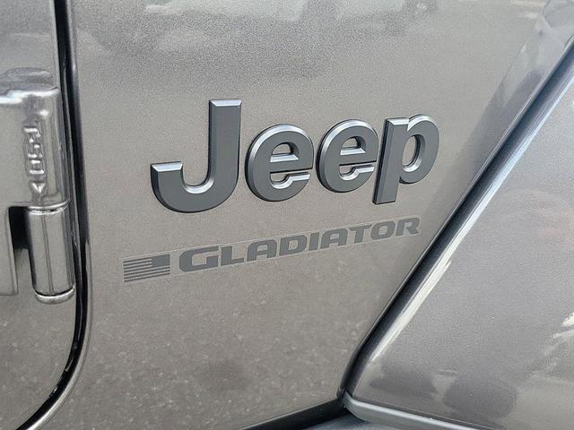 Photo of 2025 Granite Crystal Metallic Clearcoat Jeep Gladiator