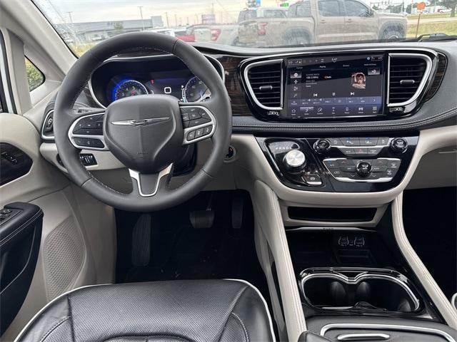 Photo of 2024 Bright White Clearcoat Chrysler Pacifica