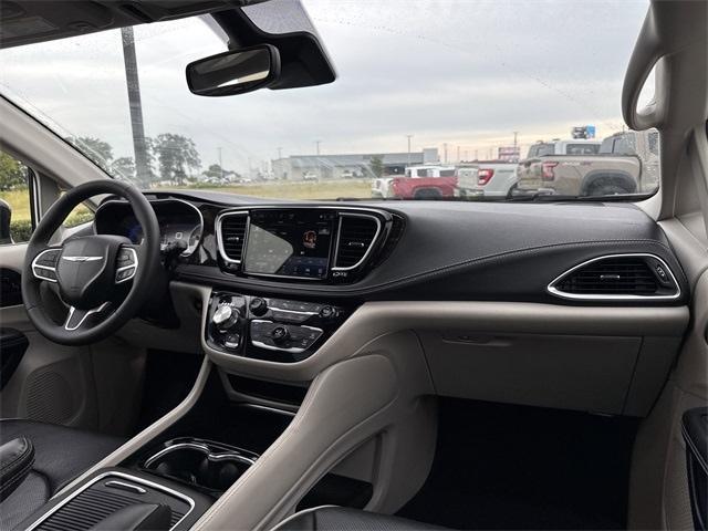 Photo of 2024 Bright White Clearcoat Chrysler Pacifica