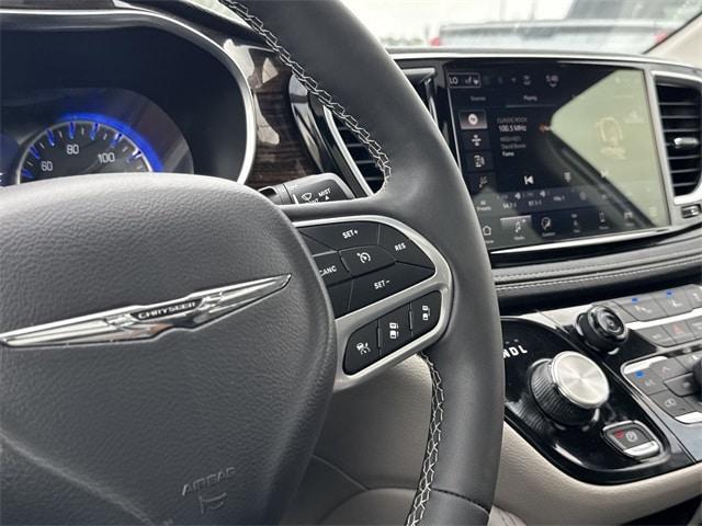 Photo of 2024 Bright White Clearcoat Chrysler Pacifica