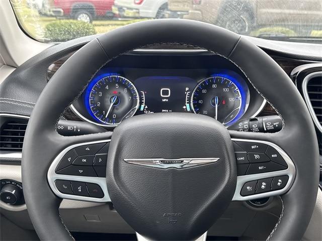 Photo of 2024 Bright White Clearcoat Chrysler Pacifica