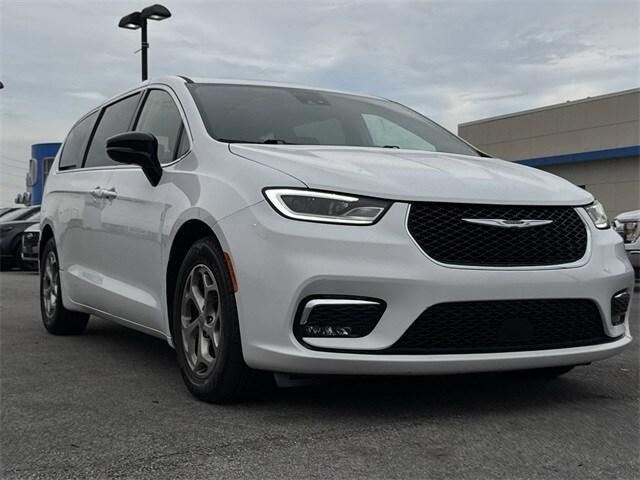 Photo of 2024 Bright White Clearcoat Chrysler Pacifica