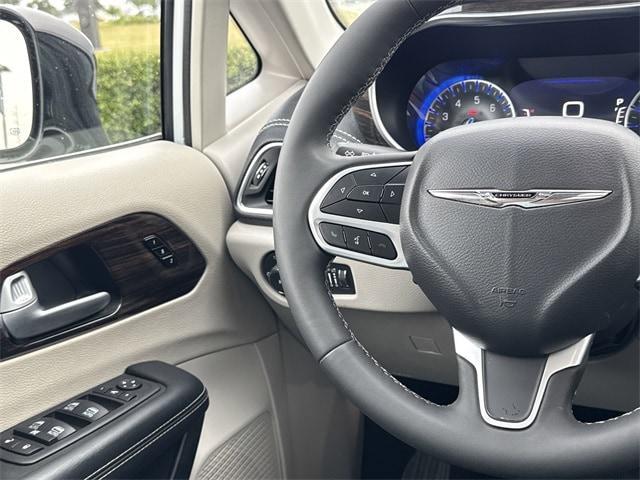 Photo of 2024 Bright White Clearcoat Chrysler Pacifica