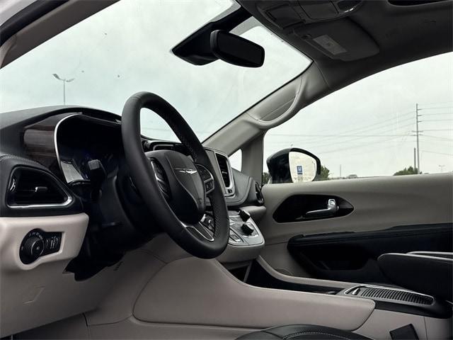 Photo of 2024 Bright White Clearcoat Chrysler Pacifica
