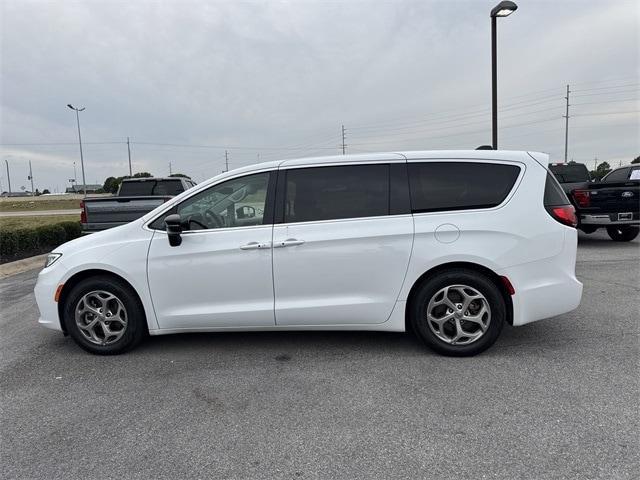 Photo of 2024 Bright White Clearcoat Chrysler Pacifica