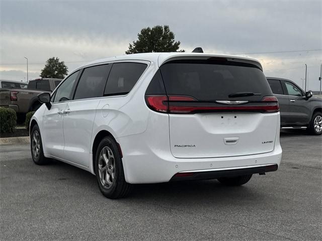 Photo of 2024 Bright White Clearcoat Chrysler Pacifica