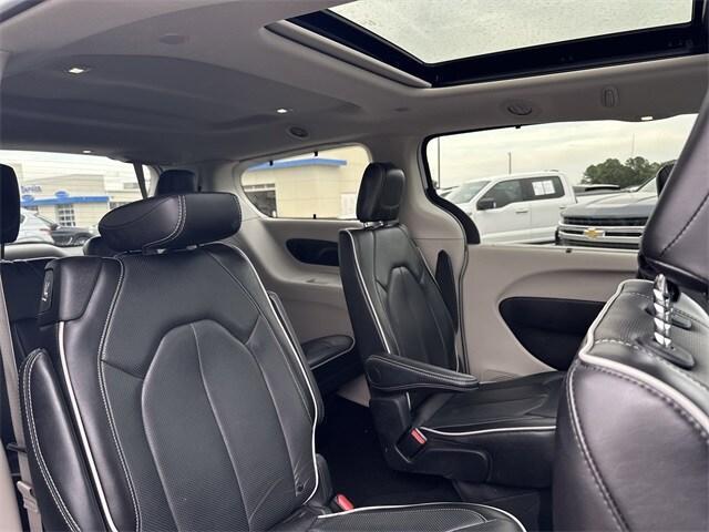 Photo of 2024 Bright White Clearcoat Chrysler Pacifica