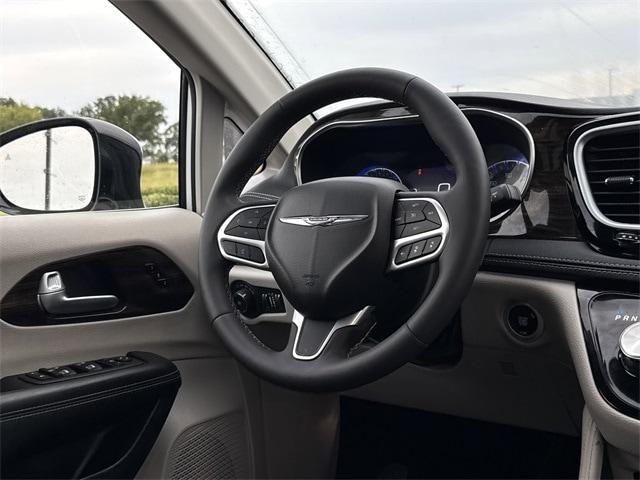 Photo of 2024 Bright White Clearcoat Chrysler Pacifica