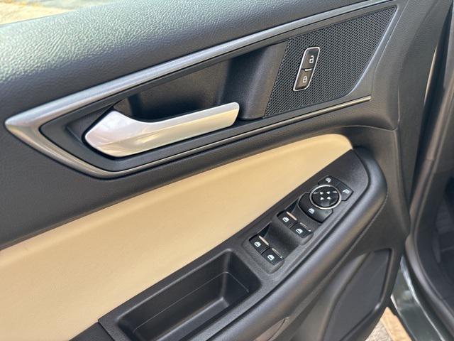 Photo of 2024 Green Metallic Ford Edge