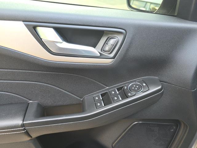 Photo of 2022 Iconic Silver Metallic Ford Escape