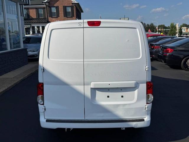 Photo of 2018 White Nissan NV200