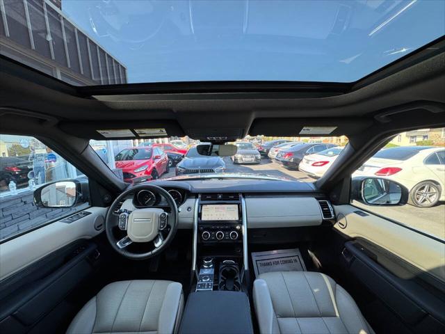 Photo of 2017 Gray Land Rover Discovery