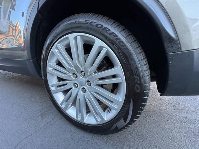 Photo of 2017 Gray Land Rover Discovery