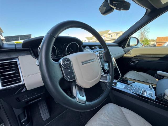 Photo of 2017 Gray Land Rover Discovery
