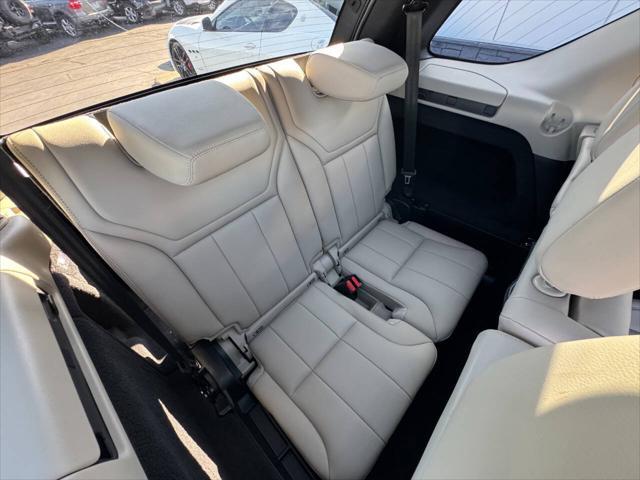 Photo of 2017 Gray Land Rover Discovery
