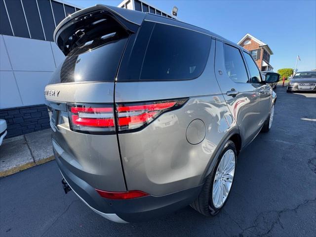 Photo of 2017 Gray Land Rover Discovery