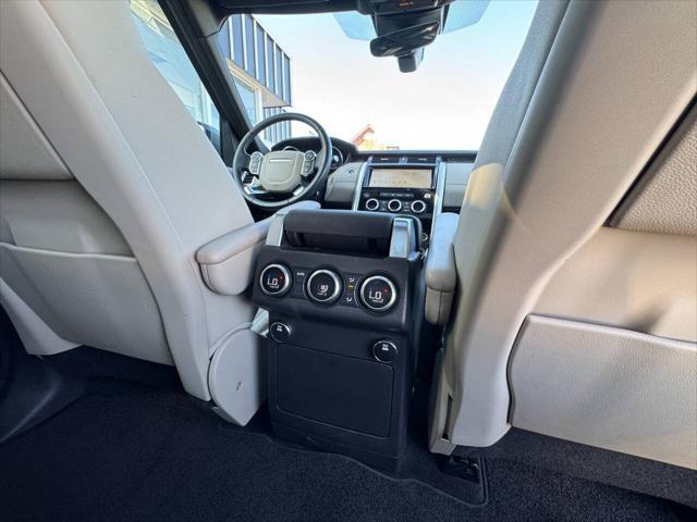Photo of 2017 Gray Land Rover Discovery