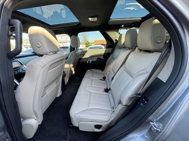 Photo of 2017 Gray Land Rover Discovery