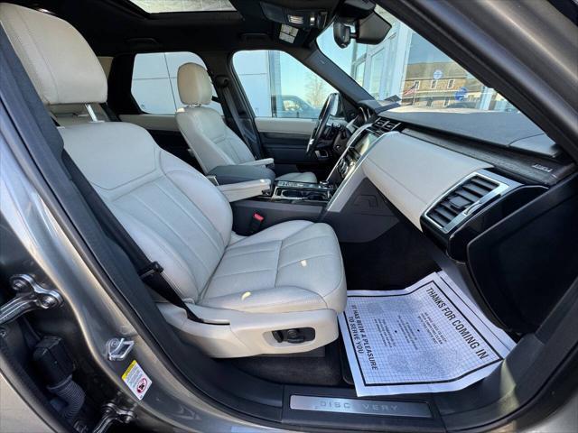 Photo of 2017 Gray Land Rover Discovery