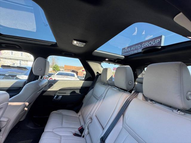 Photo of 2017 Gray Land Rover Discovery