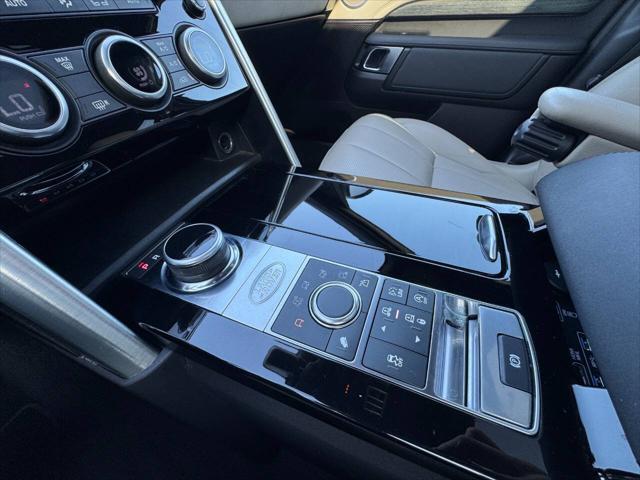 Photo of 2017 Gray Land Rover Discovery