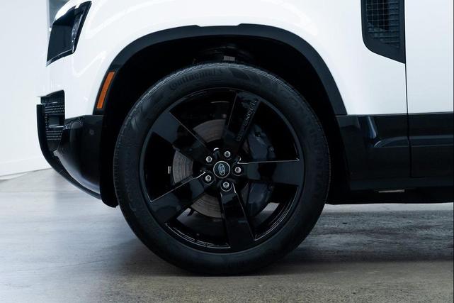 Photo of 2023 White Land Rover Defender