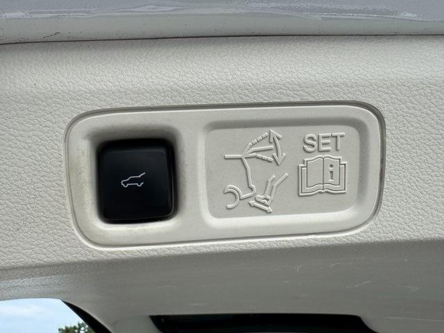 Photo of 2021 Pristine White Lincoln Navigator