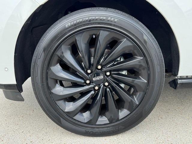 Photo of 2021 Pristine White Lincoln Navigator