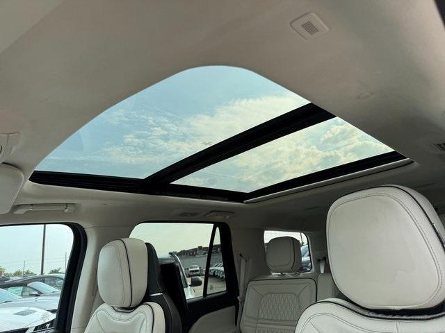 Photo of 2021 Pristine White Lincoln Navigator