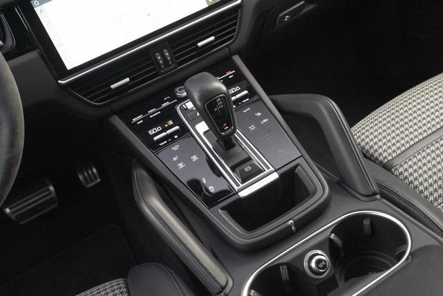Photo of 2021 Carmine Red Porsche Cayenne
